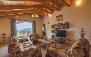 A television and/or entertainment centre at Mitros Apartment