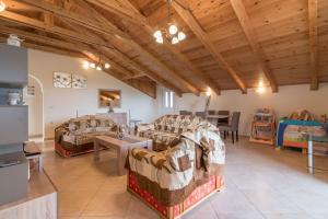 A bed or beds in a room at Mitros Apartment