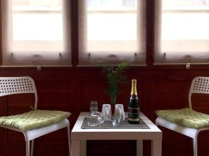 two chairs and a table with a bottle of champagne at Xemx in Qala