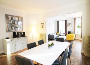 Nordic Host - Deichmans Gate 10 في أوسلو: غرفة معيشة مع طاولة وكراسي بيضاء