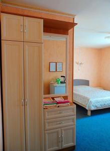 コヴロフにあるMini Hotel Agoraのベッドルーム1室(ベッド1台、ドレッサー、クローゼット付)