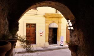 un arco frente a un edificio con puertas en Garibaldi 61, en Agrigento