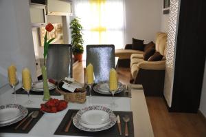 una sala de estar con una mesa con platos de comida en Agustina Apartment en Alicante