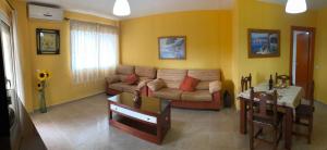 sala de estar con sofá y mesa en Apartamento Las Palomas Beach 201, en Torremolinos