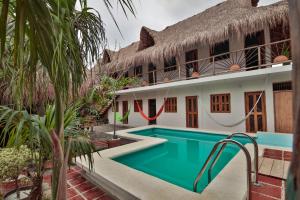 Hostal Nibuni Palomino内部或周边的泳池