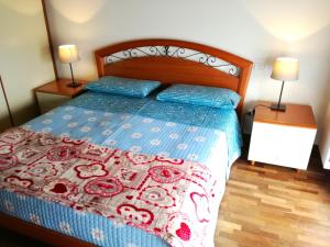 Ein Bett oder Betten in einem Zimmer der Unterkunft Appartamento Orchidea Garda