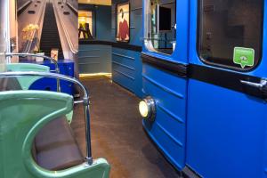 uma sala de comboios azul com cadeiras e um corredor em Walk Inn Váci 42 em Budapeste