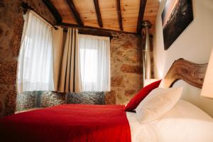 サブゲイロにあるCasa Miguelのベッドルーム1室(赤い毛布、窓2つ付)