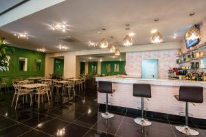 Lounge atau bar di Innfiniti Hotel & Suites