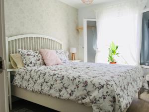 Postel nebo postele na pokoji v ubytování The Little White House, Suite Flower Beach 9