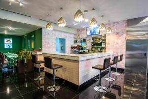 Lounge nebo bar v ubytování Innfiniti Hotel & Suites