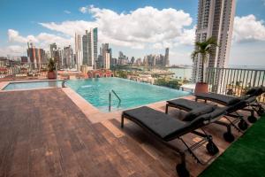 Kolam renang di atau dekat dengan Innfiniti Hotel & Suites