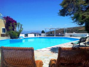 Der Swimmingpool an oder in der Nähe von Lefkes Village