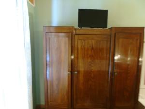 A television and/or entertainment centre at B&B Ai Cipressi
