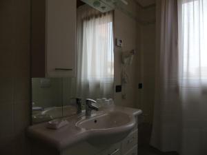 A bathroom at B&B Ai Cipressi