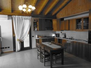 cocina con mesa y sillas en una habitación en Ai Cipressi, en Mestrino