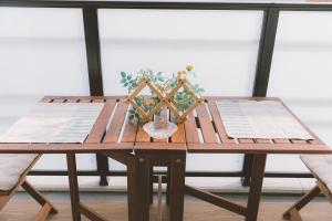 drewniany stół z 2 krzesłami i drewniany stół z w obiekcie Crystal Exe Nipponbashi w Osace