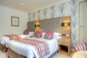 Кровать или кровати в номере Langstone Cliff Hotel