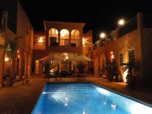 Riad Jardin des Orangers内部或周边的泳池
