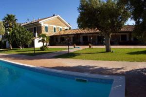 una gran piscina azul frente a una casa en Oasi del Governatore en Squillace