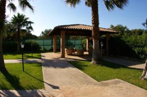 einen Pavillon in einem Park mit einer Palme in der Unterkunft Oasi del Governatore in Squillace