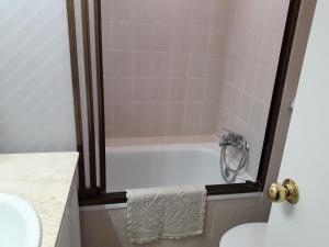 een badkamer met een bad, een toilet en een wastafel bij ANDALUCIA 57 in Estepona +29 foto's