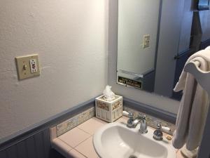 Ein Badezimmer in der Unterkunft Catalina Island Seacrest Inn