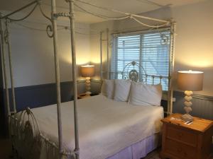 Ένα ή περισσότερα κρεβάτια σε δωμάτιο στο Catalina Island Seacrest Inn