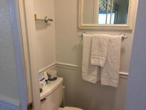 Ein Badezimmer in der Unterkunft Catalina Island Seacrest Inn