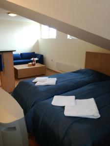 En eller flere senge i et værelse på Private studio in a hotel complex, central in Bansko