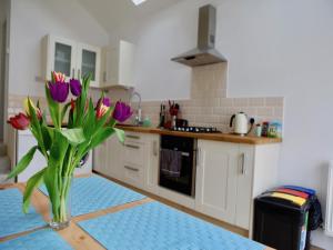 A kitchen or kitchenette at Romford Road Cosy Room