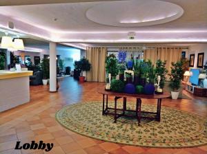 un vestíbulo con una mesa con flores. en Hotel Rural da Ameira, en Montemor-o-Novo