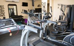 une salle de sport avec deux tapis de course et un tapis de course dans l'établissement Villa Cofresi, à Rincon