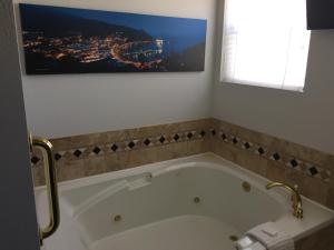 Ein Badezimmer in der Unterkunft Catalina Island Seacrest Inn