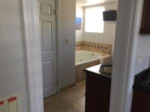 Ein Badezimmer in der Unterkunft Catalina Island Seacrest Inn