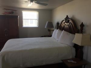 Ein Bett oder Betten in einem Zimmer der Unterkunft Catalina Island Seacrest Inn