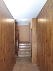 un pasillo con paredes y escaleras de madera en Benages-Chiva, en Puertomingalvo