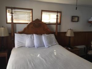 Ein Bett oder Betten in einem Zimmer der Unterkunft Catalina Island Seacrest Inn