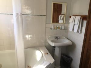 Ein Badezimmer in der Unterkunft Catalina Island Seacrest Inn