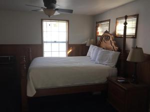 Ein Bett oder Betten in einem Zimmer der Unterkunft Catalina Island Seacrest Inn