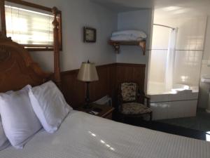 Ein Bett oder Betten in einem Zimmer der Unterkunft Catalina Island Seacrest Inn