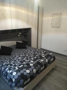 A bed or beds in a room at Le Due Baie e le Cinque Terre