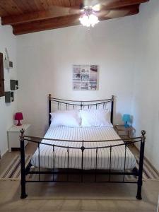 um quarto com uma cama separada num quarto em Traditional House in Elounda em Elounda