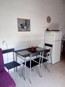 uma cozinha com uma mesa e cadeiras e um frigorífico em Traditional House in Elounda em Elounda