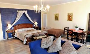 1 dormitorio con 1 cama y sala de estar en Domus Langhe B&B, en Treiso