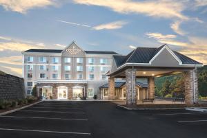 una representación de un hotel con aparcamiento en Country Inn & Suites by Radisson Asheville Downtown Tunnel Road en Asheville