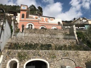 una casa in cima a un muro di pietra di Il Moro Di Positano a Positano