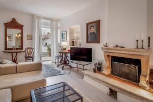 ein Wohnzimmer mit einem Kamin und einem TV in der Unterkunft Luxury Apartment In The Old Palace in Sutivan