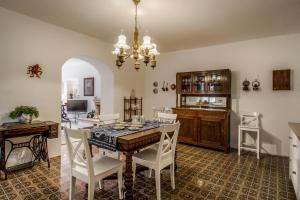 Gallery image of Luxury Apartment In The Old Palace in Sutivan