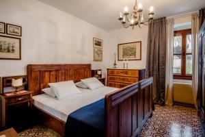 Schlafzimmer mit einem Bett und einem Kronleuchter in der Unterkunft Luxury Apartment In The Old Palace in Sutivan